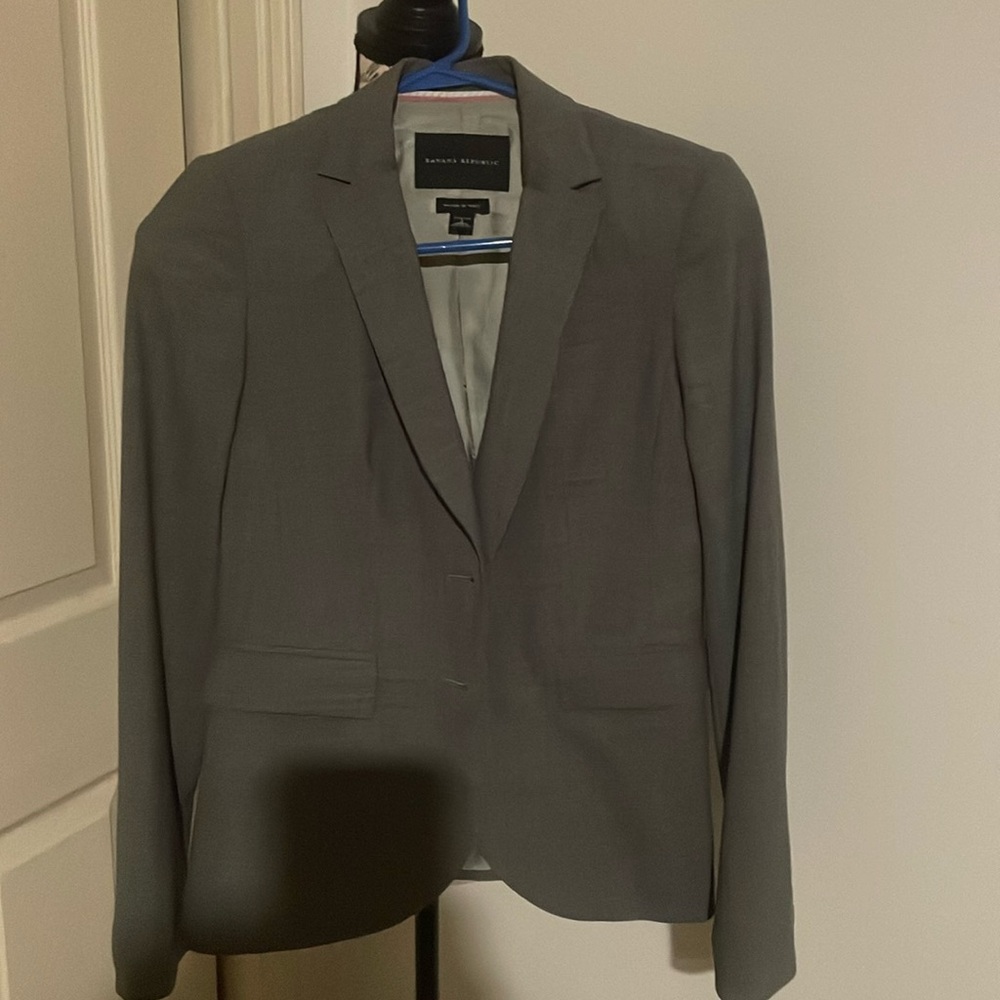 Banana Republic women’s size 2 gray blazer